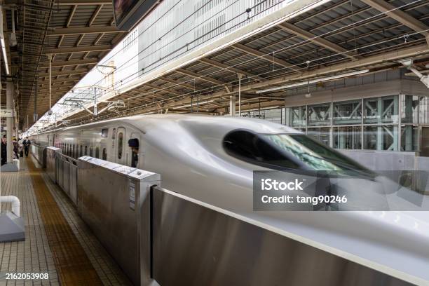 Photo libre de droit de Shinkansen Train Is Approaching To Shin Yokohama Station Japan banque d'images et plus d'images libres de droit de Affaires