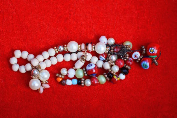 A woman browses the shelves full of second-hand and vintage jewelry in a department store. She is excited to discover the fashion of decades past in a simple and authentic setting. This image reflects how second-hand shopping contributes to a sustainable lifestyle and allows unique styles to emerge. With retro designs and a variety of gems, this section offers an attractive option for visitors in search of nostalgia and style.