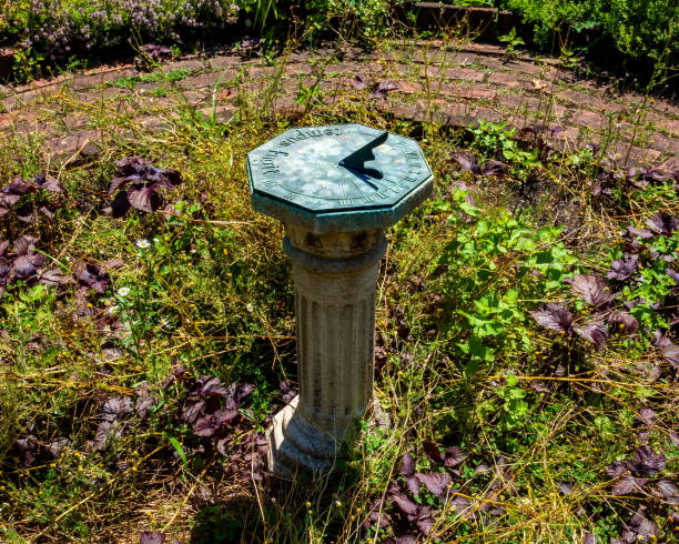 Bronx, NY - US - July 13, 2024 he BartowPell Mansions sundial stands elegantly on a classic column amidst a lush, overgrown garden, blending history with natures untamed beauty in a serene setting. bronx, ny - ee. uu. - 13 de julio de 2024 el reloj de sol de bartowpell mansions se alza elegantemente sobre una columna clásica en medio de un exuberante jardín cubierto de maleza, mezclando la historia con la belleza indómita de la naturaleza en un en