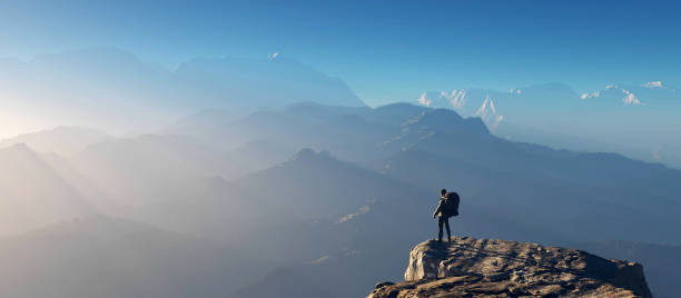 excursionistas en la cima de una montaña. - montañismo fotografías e imágenes de stock
