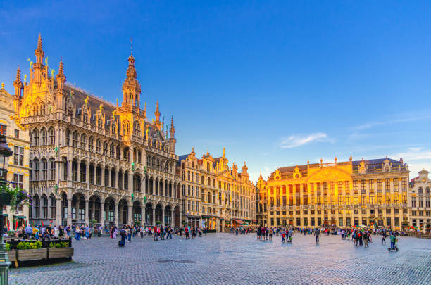 The Grand-Place Grote Markt Big Market square in Brussels city historical center with people, sunset view, King's House Brussels City Museum, House Dukes Brabant and Guilds of Brussels, Belgium la plaza del gran mercado grand-place grote markt en el centro histórico de la ciudad de bruselas con gente, vista del atardecer, casa del rey, museo de la ciudad de bruselas, casa de los duques de brabante y gremios de bruselas, bélgica
