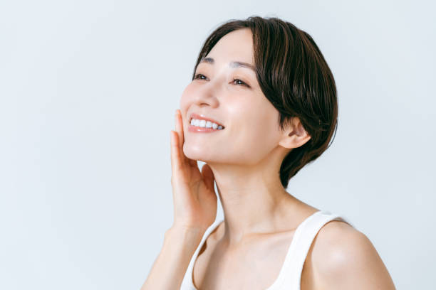 エステティシャンの中年女性 - 美容 日本人 ストックフォトと画像