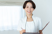 esthetician-middle-aged-woman.jpg?b=1&s=170x170&k=20&c=Jl5pniA4knJwaTYgzsbnDE8BMUi2zVRFm1ks8wy2yDg=