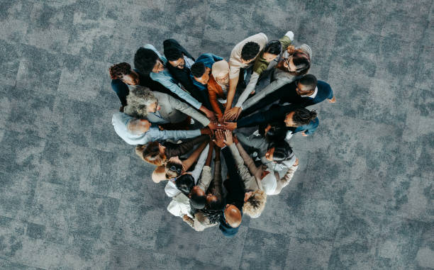 vista dall'alto di una forma di cuore di persone, che mostra unità e lavoro di squadra - dipendente immagine foto e immagini stock