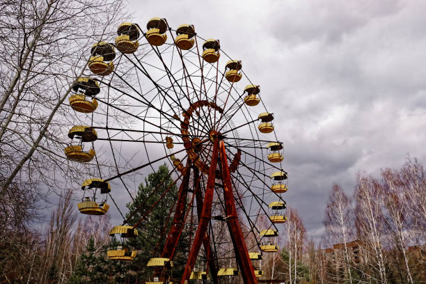 istock An old Ferris wheel with rusted structure and yellow seats. 2162420931