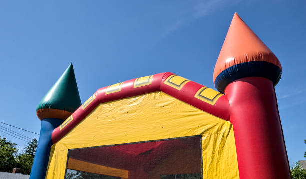 bouncy castle children's toy (bounce house for kids) close up detail silhouette against sky (colorful toy playground party blow up inflatable birthday block party rental rented rent) bouncing jumping juguete para niños del castillo hinchable (casa de rebote para los niños) primer plano detalle silueta contra el cielo (juguete colorido, patio de recreo, fiesta, inflable, cumpleaños inflable, alquiler de fiesta, alquiler, alquiler), salto de rebote