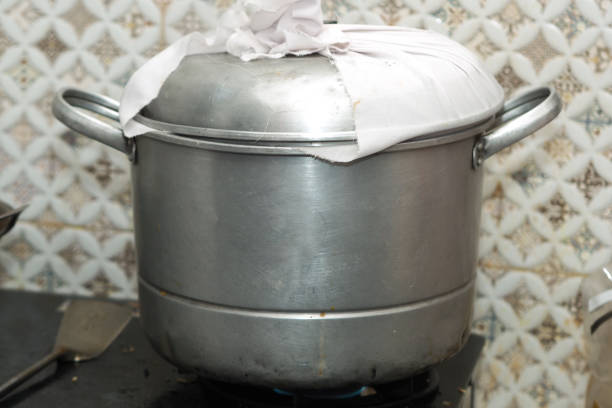 The process of steamed using a pan covered with cloth