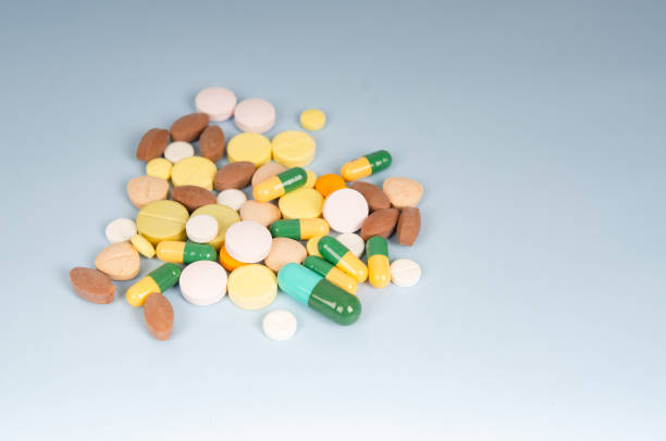 Comprimidos médicos em blisters. Muitos comprimidos. Vista superior. A textura é feita de preparações medicinais. Comprimidos médicos em blisters. Muitos comprimidos. Vista superior. A textura é feita de preparações medicinais. fotos de stock gratuitas de antibióticos, fotos e imagens livres de direitos