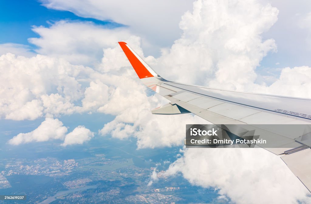 Pohled z okna letadla při vzletu za jasného letního rána - Bez autorských poplatků Barevný obrázek Stock fotka Pohled z okna letadla při vzletu za jasného letního rána - Bez autorských poplatků Barevný obrázek Stock fotka