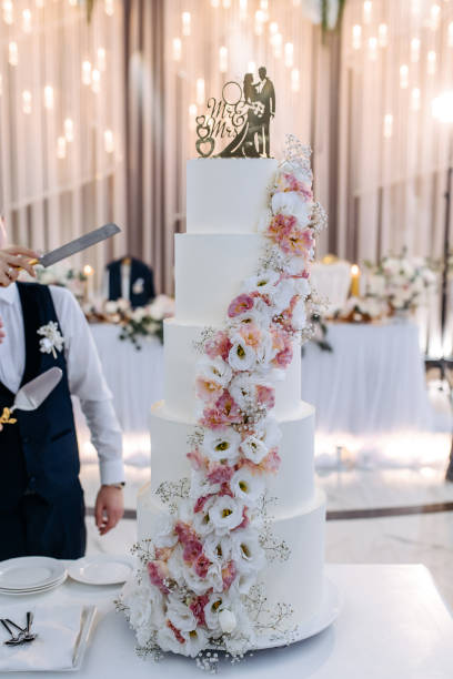 istock close up a wedding party cake 2162626110