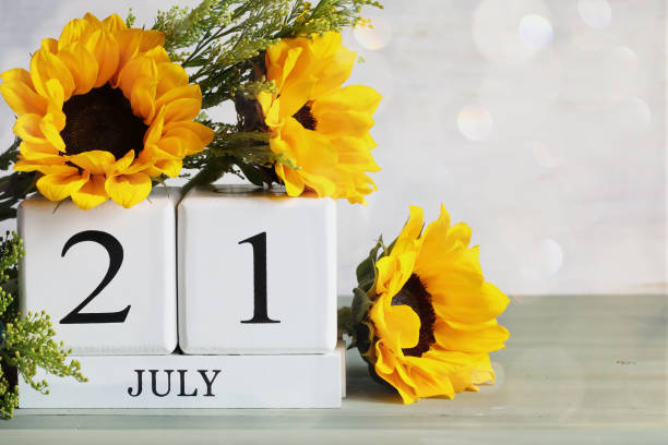 istock July 21 Calendar Blocks with Beautiful Sunflowers 2162663938