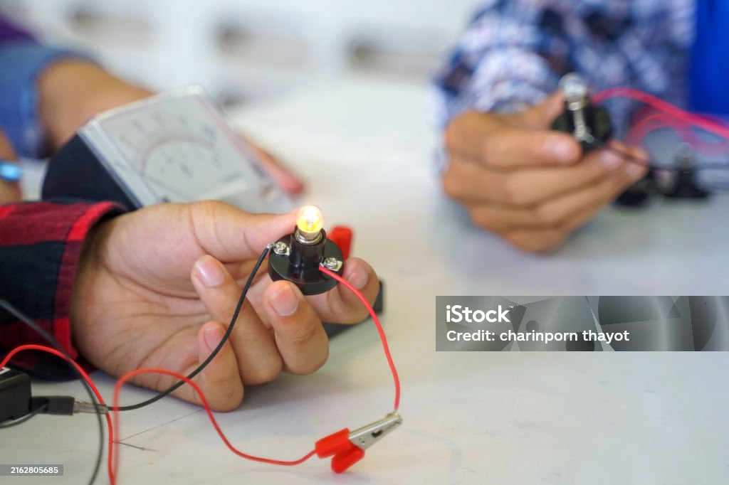 Science Electrical Demonstration Science Classroom Students Are Conducting Experiments On Basic ...
