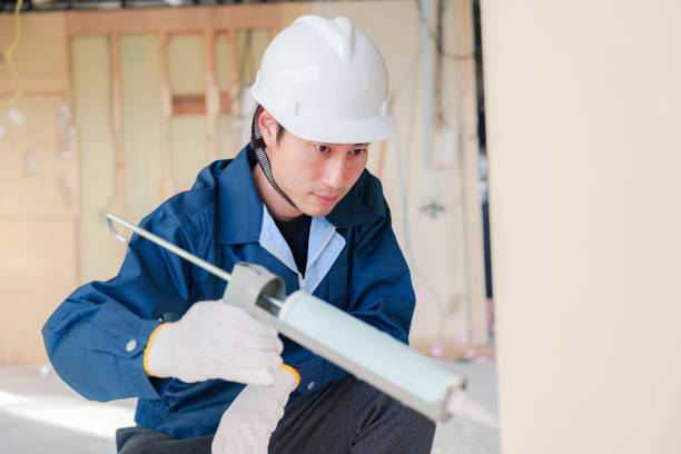 istock Male craftsman installing caulking 2162897003