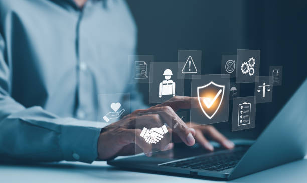 Work safety and compliance concepts. Businessman typing on laptop with virtual icons representing work safety, compliance, and security, workplace safety, and regulatory adherence. Safety first, conceptos de seguridad y cumplimiento en el trabajo. hombre de negocios escribiendo en una computadora portátil con íconos virtuales que representan la seguridad laboral, el cumplimiento y la seguridad, la seguridad en el lugar de trabajo y el cumplimien