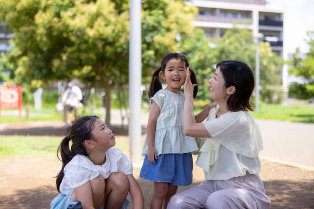 Parents and children watching cherry blossoms