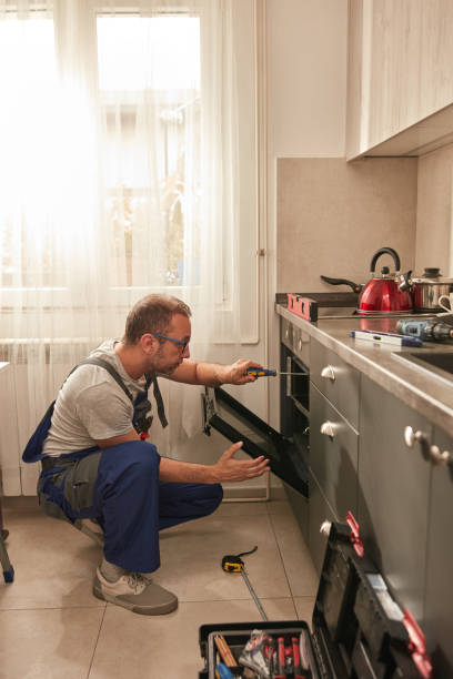 istock Handyman fixing oven in a kitchen. 2163026270