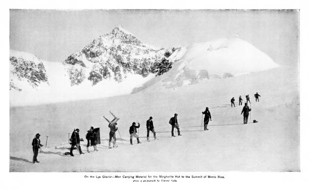 horolezci na ledovci lys u monte rosa v alpách, švýcarsko a itálie, antické foto - alpes maritimes fotky stock ilustrace