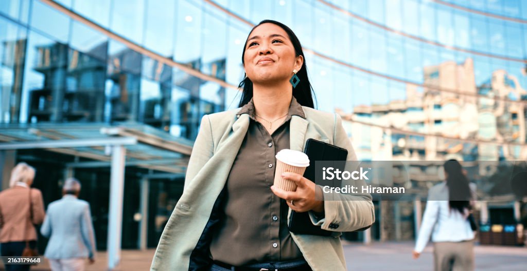 Selbstbewusste Geschäftsfrau, Die Mit Kaffee Vor Einem Modernen Bürogebäude Spazieren geht - Lizenzfrei Berufliche Beschäftigung Stock-Foto Selbstbewusste Geschäftsfrau, Die Mit Kaffee Vor Einem Modernen Bürogebäude Spazieren geht - Lizenzfrei Berufliche Beschäftigung Stock-Foto