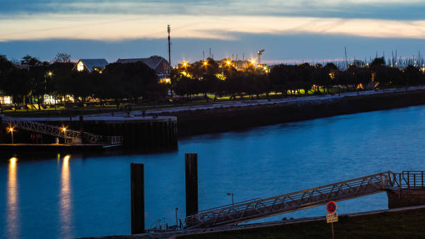 Balade sur le vieux port de la Rochelle, avec une vue rapprochée de certains monuments historiques, telle la tour de la Lanterne