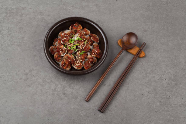 Cockles are a side dish seasoned and seasoned with various vegetables such as water parsley and bean sprouts.  It is made by adding salt and pepper.