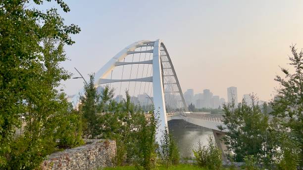 Waterdale bridge in Edmonton Alberta over noord Saskatchewan rivier