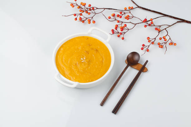Pumpkin porridge is made by boiling and crushing a ripe pumpkin, adding red beans and dissolving rice powder.