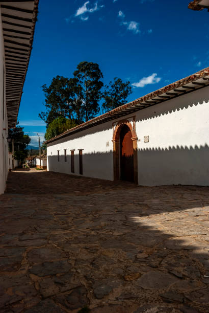 The colonial architecture of Villa de Leyva, which dates back to the 16th century, is a treasure that connects us with Colombia s colonial past. Its characteristics lie in its sobriety and functionality, as well as the thick adobe walls, built to maintain a pleasant temperature inside.