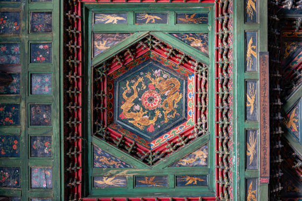 Jingtu Temple in Yingxian County, Shuozhou City, Shanxi Province, a tourist attraction in China, is home to the Daxiong Hall, commonly known as the North Temple. The main hall of Jingtu Temple, the Daxiong Hall, was rebuilt in the 24th year of the Dading era (1184). It has three bays in depth and width, with a nearly square floor plan, a single-eave hip-and-gable roof, gentle roof slopes, sparse dougong brackets, and prominent upward-curving eaves. Despite renovations over the ages, it retains its original appearance. Inside the hall, there are Qing dynasty murals depicting Buddhist stories, characterized by traditional folk art styles in composition and technique. The hall's caisson ceiling and Heavenly Officials Pavilion are beautifully designed, with intricate and delicate structures. It serves as a refined model of Jin dynasty architecture and craftsmanship, providing valuable physical evidence for studying Jin dynasty architectural regulations and styles. el templo jingtu en el condado de yingxian, ciudad de shuozhou, provincia de shanxi, una atracción turística en china, es el hogar del salón daxiong, comúnmente conocido como el templo del norte. la sala principal del templo jingtu, el salón daxiong,