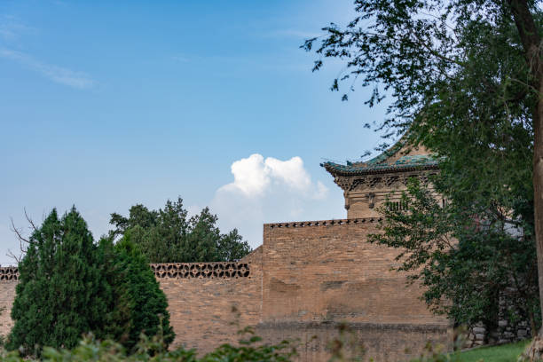 The pagodas are the tallest set of twin pagodas in China. They are both eight-cornered, with the lowest floor being comparatively taller than the rest, the size of the upper floors progressively decreasing. The West Pagoda is 54.78 meters tall, with the lowest floor’s circumference being 4.16 meters. The pagoda’s eaves are painted with emerald green glaze. The East Pagoda is 53.3 meters high, and the lowest floor’s circumference is 4.36 meters. On top of the East pagoda are three magic gourds (宝葫芦), with the upper two parts being made of copper. pagodas gemelas del templo yongzuo en taiyuan, shanxi: torres gemelas con edificios circundantes. el templo contiene aproximadamente 260 estelas de piedra, ya que es el lugar donde se trasladaron las estelas de los templos de la zona que ya no existen.