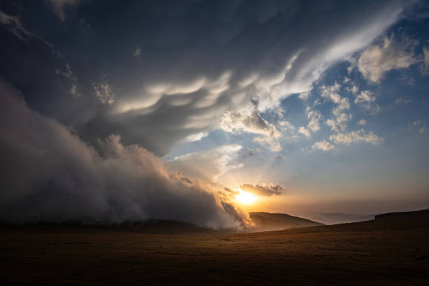At sunset, the wonders of the sky, the natural scenery of the grassland.