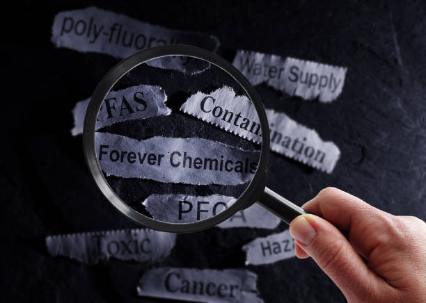 pfas forever chemicals titres de journaux et loupe - toxique concept photos et images de collection