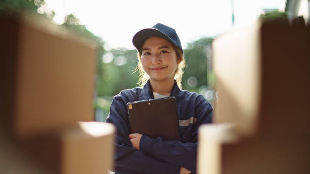 porträt eines zustellers. - cool-pack stock-fotos und bilder