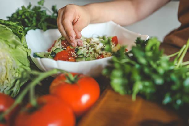 Preparing vegetable salad, sprinkle flax and sesame seeds.