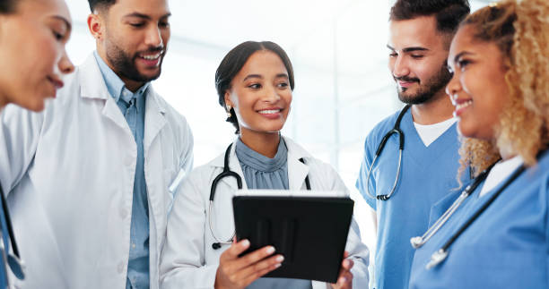 Doctor, teamwork and group planning on tablet for healthcare research, workflow and collaboration in residency. Nurse and people with new digital technology or solution for diversity in medical trial médico, trabajo en equipo y planificación grupal en tableta para la investigación en atención médica, el flujo de trabajo y la colaboración en la residencia. enfermeras y personas con nueva tecnología digital o solución para la diversidad en los en