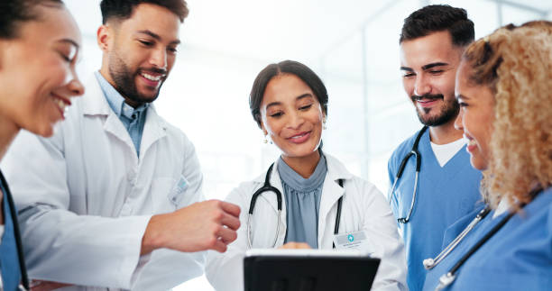 Doctor, nurse and team planning on tablet for healthcare research, workflow and collaboration in residency. Medical people on digital technology for clinic software solution or group problem solving médico, enfermera y equipo de planificación en tableta para la investigación sanitaria, el flujo de trabajo y la colaboración en la residencia. personas médicas en tecnología digital para soluciones de software clínico o resolución de problemas gru