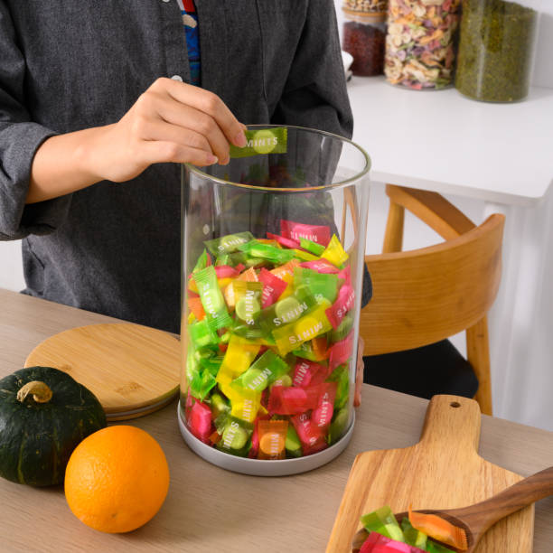 This set of images shows a series of clear glass jars with wooden lids, simple and stylish. Suitable for storing all kinds of food, such as cereals, pasta, biscuits and beans, to enhance the neatness and beauty of the kitchen. The pictures capture the jars in different usage scenarios, highlighting their versatility and easy-to-clean features, adding elegance to the home and kitchen.