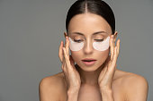 eine-frau-die-mit-kollagen-angereicherte-hydrogel-wiederherstellungspflaster-unter-den-augen.jpg?b=1&s=170x170&k=20&c=GU-j7xcYHXs6gOWXud9qWKpbX8XLzccGN74humN5Nc4=