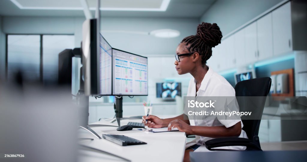 Hospital Doctor Using Spreadsheet For Billing Codes On Desktop - Royalty-free Cuidados de Saúde e Medicina Foto de stock Hospital Doctor Using Spreadsheet For Billing Codes On Desktop - Royalty-free Cuidados de Saúde e Medicina Foto de stock