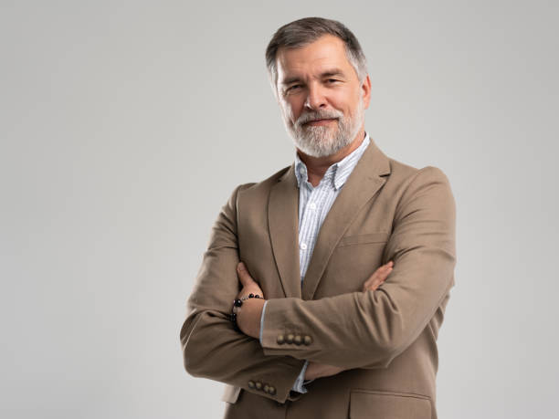 unternehmer in jacke lächelnd, glücklicher mittlerer erwachsener, reifes alter mann stehend, lächelnd, isoliert auf weißem hintergrund - elegante kleidung stock-fotos und bilder