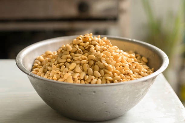 A big bowl of soaked soybean isolated on white table in kitchen selective focus blur background closed up. Prepare to make soymilk (soybean milk or hoya milk) soja la soja, o frijol de soja, es una especie de leguminosa originaria del este de asia, ampliamente cultivada por su frijol comestible, que tiene numerosos usos. los usos alimentarios tradicionales sin fermentar de la soja incluyen la leche de soja, de l
