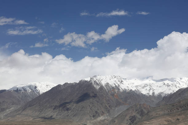 Due to its high altitude, the snow on the snow capped mountains in Xinjiang, China never melts all year round, making the scenery very beautiful