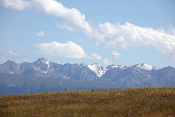 Xinjiang, China has beautiful scenery with snow capped mountains all year round, and the peaks are shrouded in smoke, which is very beautiful