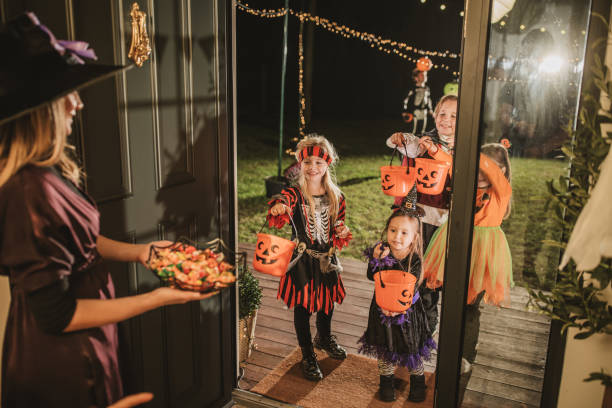 halloween party at home - halloween photos et images de collection