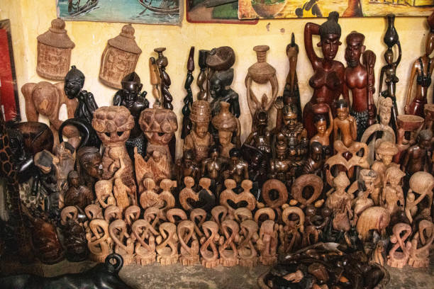 Feira de artesanato, peças esculpidas em madeiras. Esculturas com diferentes formas.