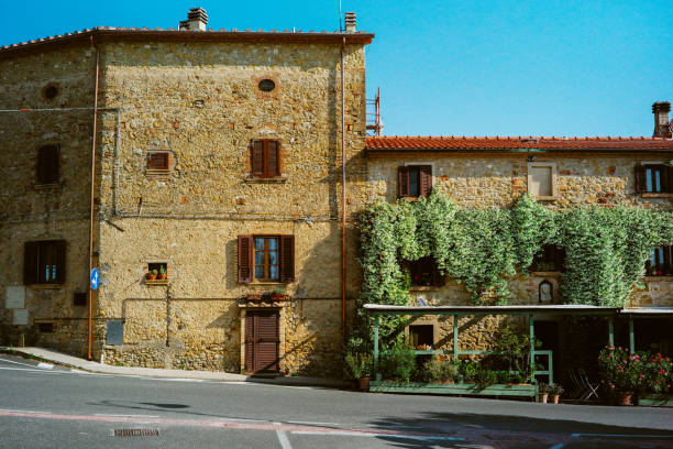 istock street style in Casale Marittimo 2164370949