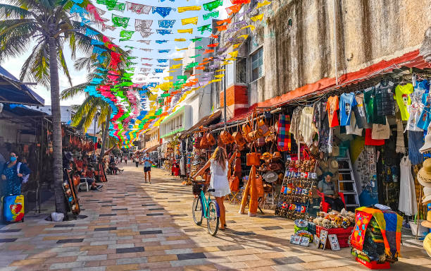 la quinta avenida street road walk playa del carmen mexico. - mexicano imagens e fotografias de stock