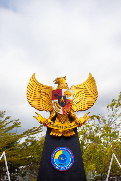 pancasila garuda emas, simbol nasional indonesia pada monumen garuda di motaain, atambua, indonesia. motaain adalah salah satu gerbang perbatasan antara indonesia dan timor leste, di atambua, nusa tenggara timur. - monumen pancasila potret stok, foto, & gambar bebas royalti