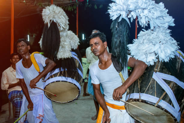"পুজোর হুল্লোড়ে ঢাকিদের হারিয়ে যাওয়া গল্প: কে রাখে তাঁদের খোঁজ?"