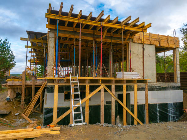 Home construction. Cottage frame. Construction works. Concrete frame houses. Pouring concrete. Materials for the construction of the building. Scaffolding. Formwork Building. Preparation for pouring concrete. Construction site. Formwork for pouring concrete. Construction of the cottage. concrete in formwork stock pictures, royalty-free photos & images