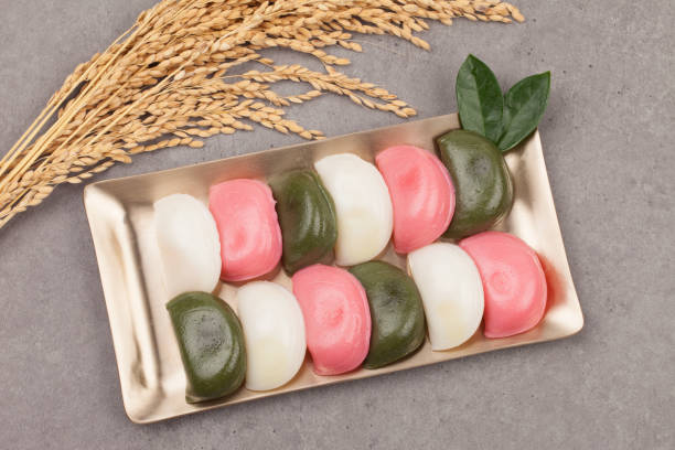 A rice cake made by kneading non-glutinous rice flour, adding fillings such as red beans, beans, chestnuts, jujubes, and sesame seeds, shaping it into a half-moon or ramie shell shape, and steaming it on top of pine needles. It is often made during Chuseok. a rice cake made by kneading non-glutinous rice flour, adding fillings such as red beans, beans, chestnuts, jujubes, and sesame seeds, shaping it into a half-moon or ramie shell , and steaming it on top of pine needles. it is often made during chuseo